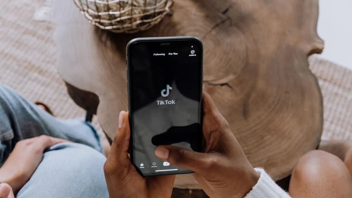 Remaja di Inggris Hampir Tewas Usai Ikuti Tren Viral “Tap Out” di TikTok