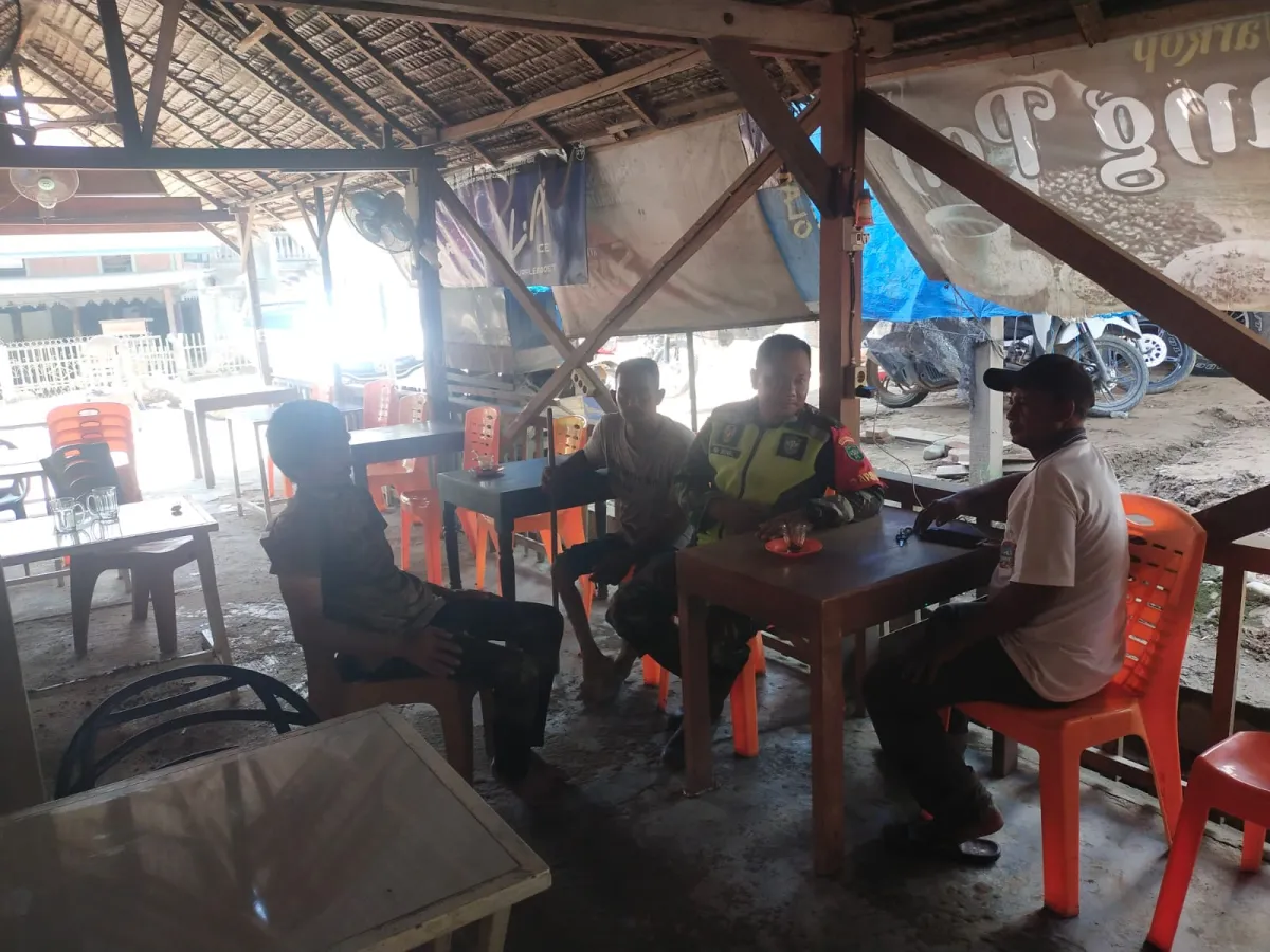 Babinsa Koramil 24/Mutiara Timur Jalin Komsos dengan Tokoh Masyarakat di Desa Paloh Lhok Usi