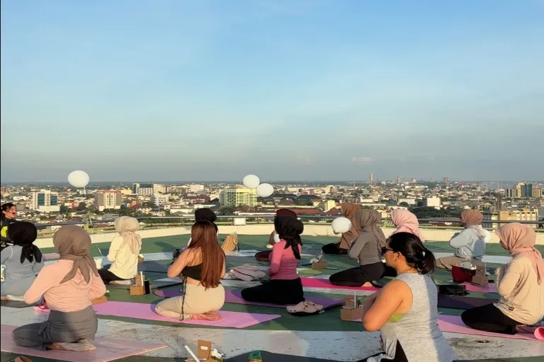 ARYADUTA Palembang Luncurkan Program Wellness TJAKAP DJIWA, Dibuka dengan Sunrise Hatha Yoga di Helipad