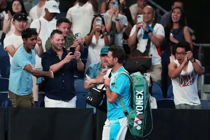 Stan Wawrinka Akhiri Perjalanan di Australia Terbuka dengan Pesan Terima Kasih dan Bersulang di Lapangan