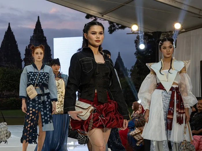 Universitas Ciputra Surabaya dan Gosh Gelar Fashion Show di Candi Prambanan Angkat Konsep Modern Heritage