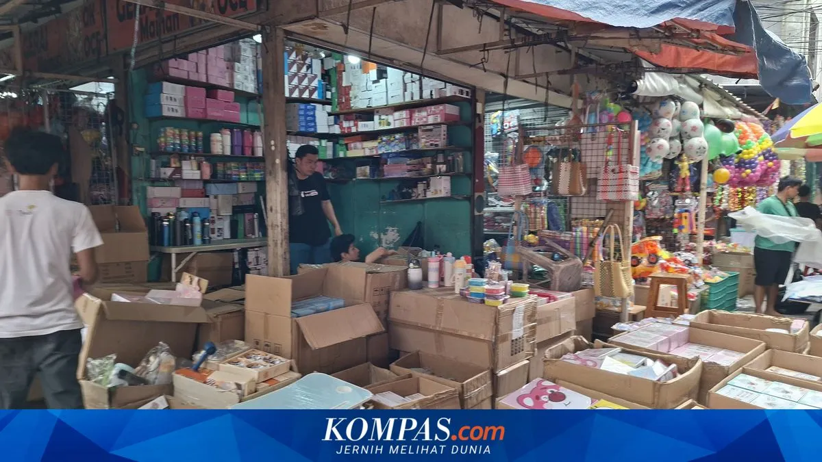 Pedagang Mainan Asemka Bertahan dengan Mengikuti Tren Viral, dari Labubu hingga Gasing Modern