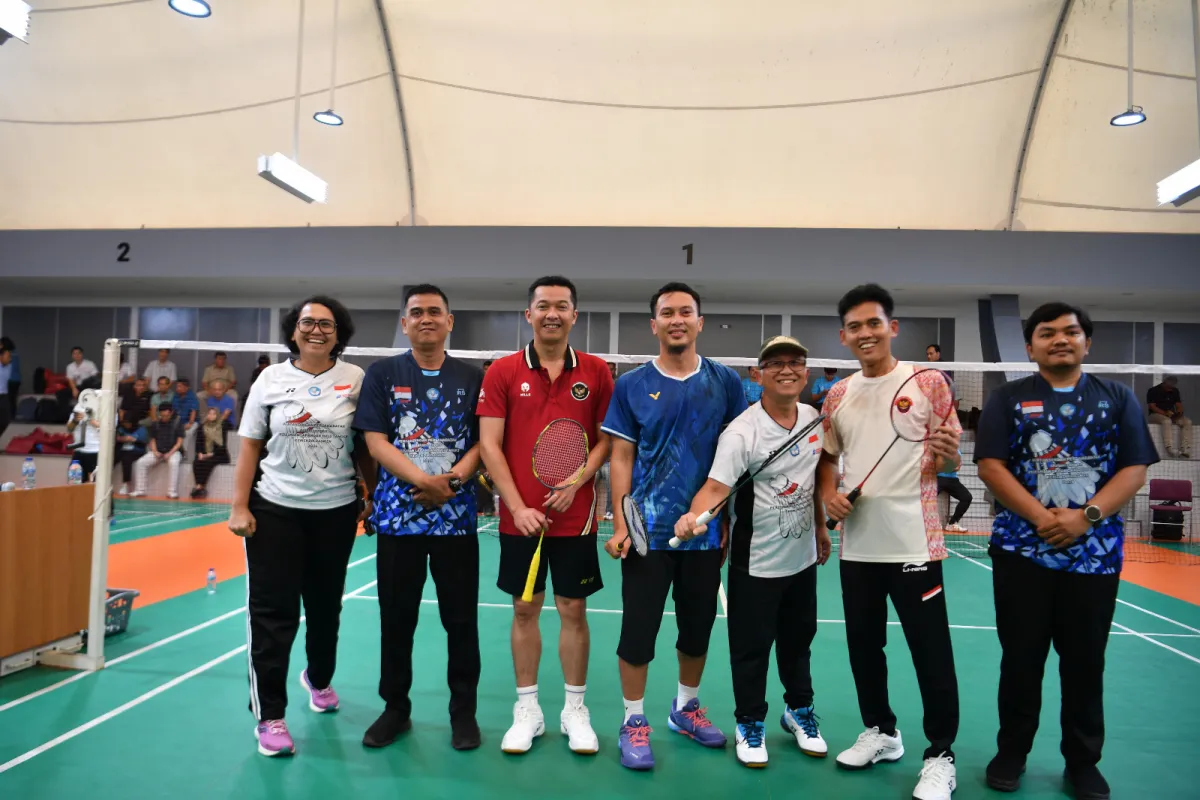 Kemendikdasmen Resmikan Renovasi Lapangan Bulu Tangkis, Gelar Laga Persahabatan Antar Kementerian