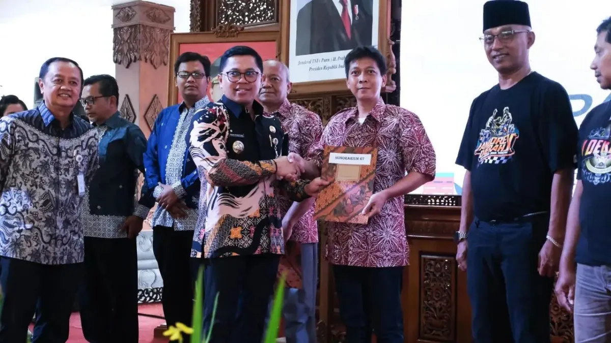 Pemkot Magelang Serahkan Honor RT/RW dan Luncurkan Dua Inovasi Layanan di Magelang Tengah