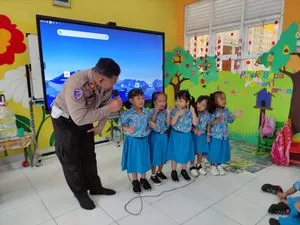 Satlantas Polresta Surakarta Edukasi Tertib Lalu Lintas untuk Anak Usia Dini di TK Kemala Bhayangkari 54