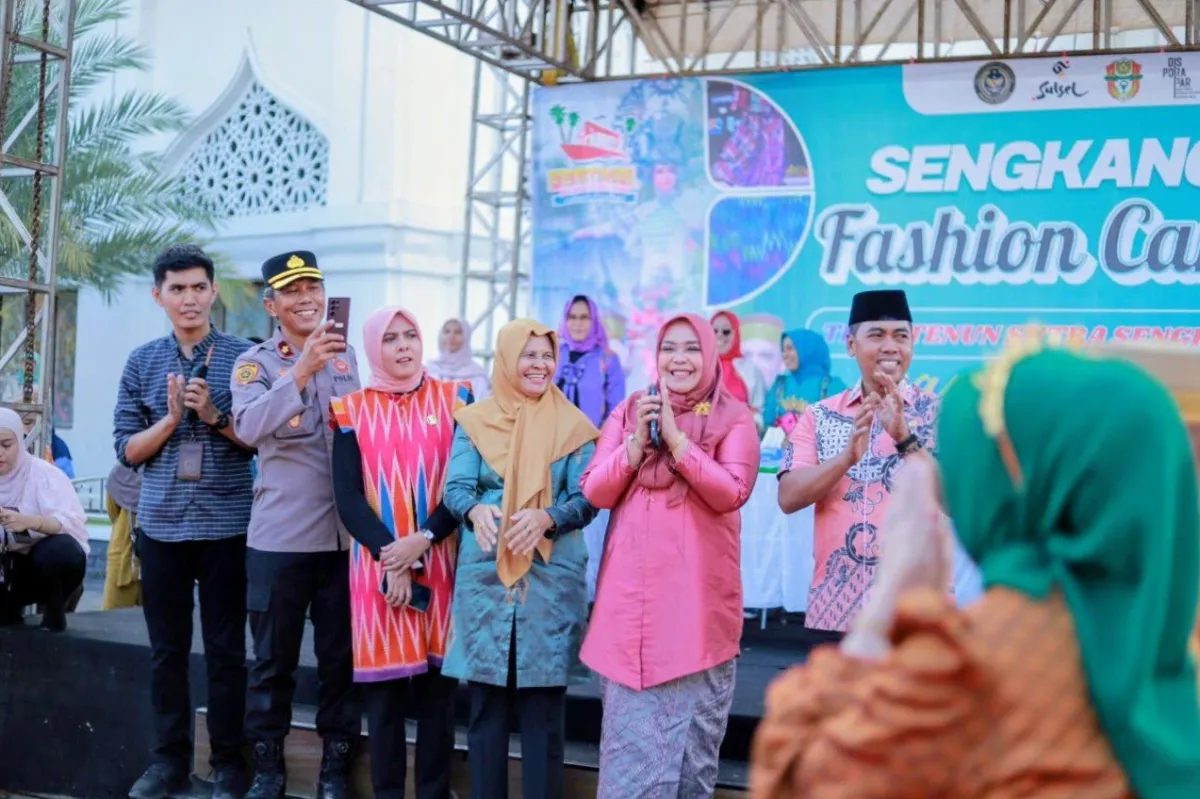 Bupati Wajo Hadiri Sengkang Silk Fashion Karnaval, Bagian dari Festival Danau Tempe 2025