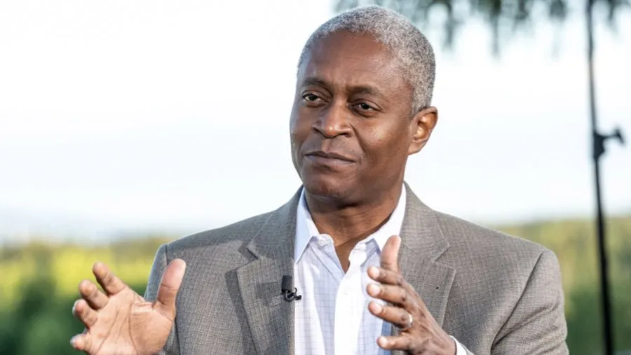 Bostic: Inflasi Masih Jadi Risiko Utama, The Fed Perlu Menahan Suku Bunga