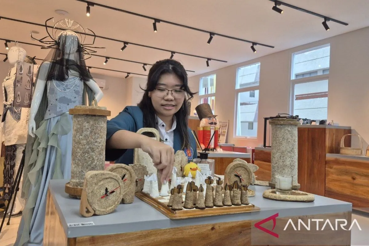 Mahasiswa Ubaya Olah Kantong Teh Celup Bekas Jadi Dekorasi Rumah