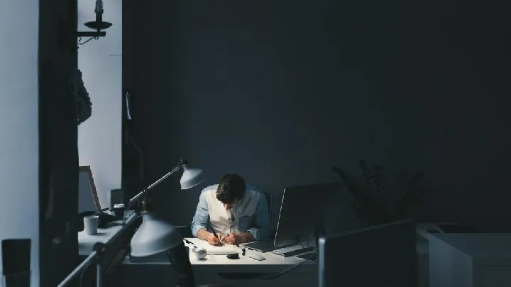 Mengenal Job Hugging, Saat Pekerja Memilih Bertahan di Tengah Pasar Kerja yang Lesu