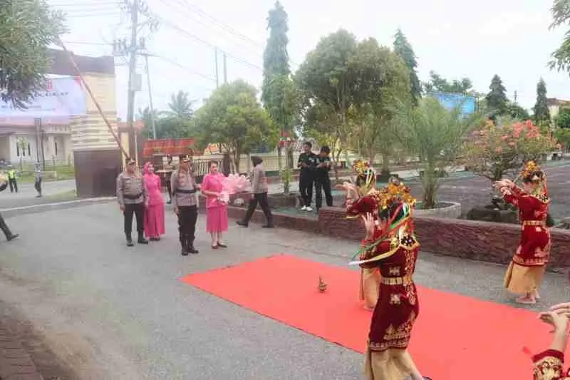 Pisah Sambut Kapolres Kaur Berlangsung Khidmat, Diwarnai Tradisi Pedang Pora dan Tari Adat