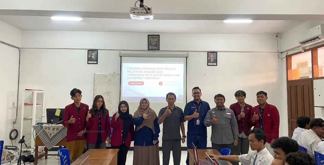 Mahasiswa Sains Data Telkom University Surabaya Kenalkan Literasi Data di SMK Antartika 1 Sidoarjo