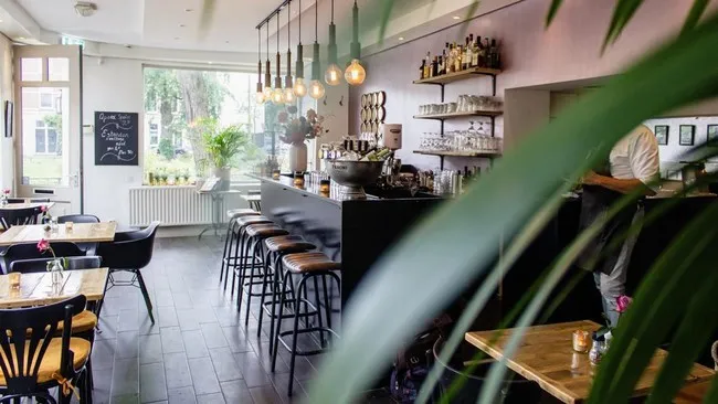 Bisnis Restoran Tertekan, Rekrutmen dan Program Magang Ditahan