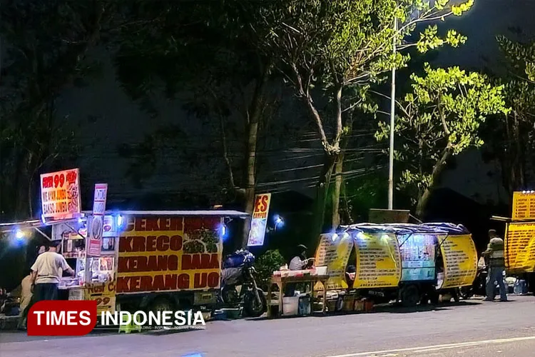 Kawasan Danau Unesa Surabaya Ramai Jadi Tujuan Kuliner Malam