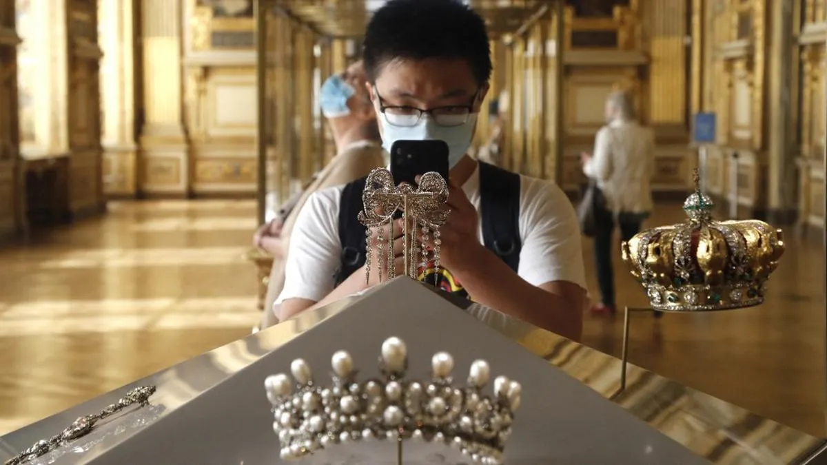 Delapan Koleksi Perhiasan Louvre Dicuri dalam 7 Menit, Mahkota Permaisuri Eugénie Ditemukan di Luar Museum