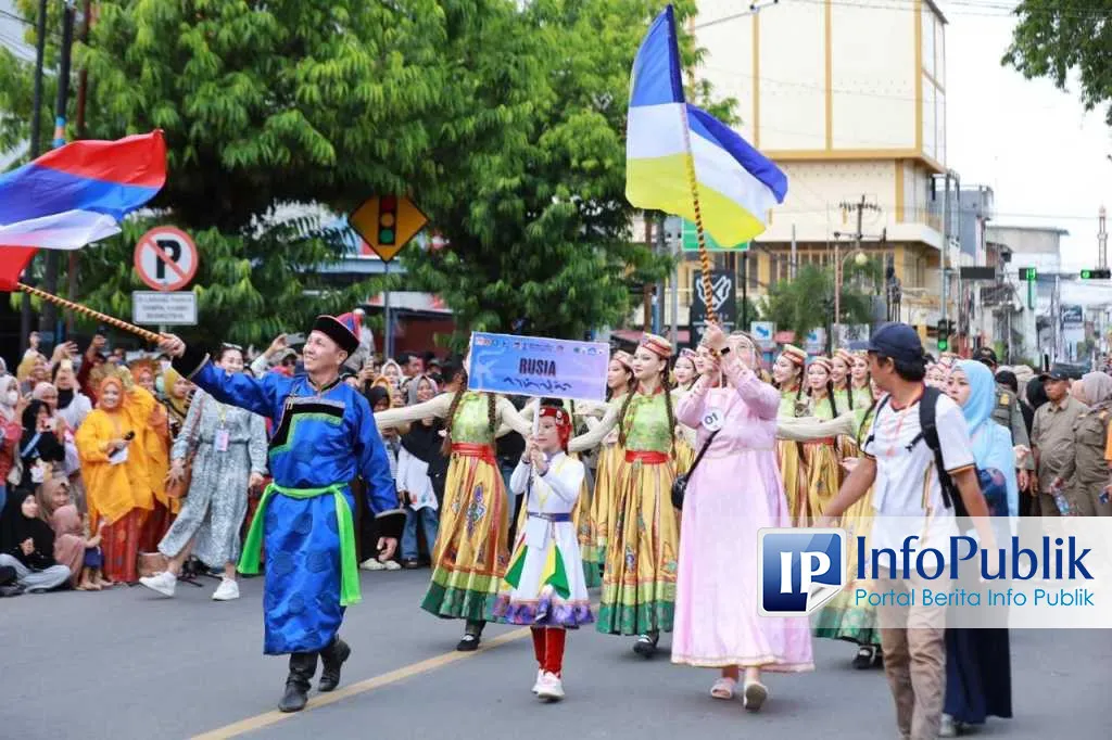 Parade Fashion Street di Pinrang Tampilkan Busana Bernuansa Lokal dalam Festival Folklore Internasional 2025