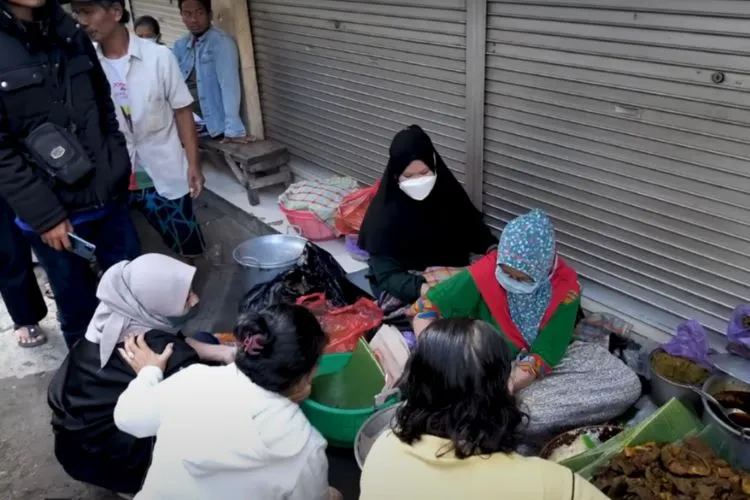 Tiga Street Food Legendaris di Malang: Nasi Bhuk Hj. Thuni, Bakso Kejujuran, dan Mie Ayam Pak No