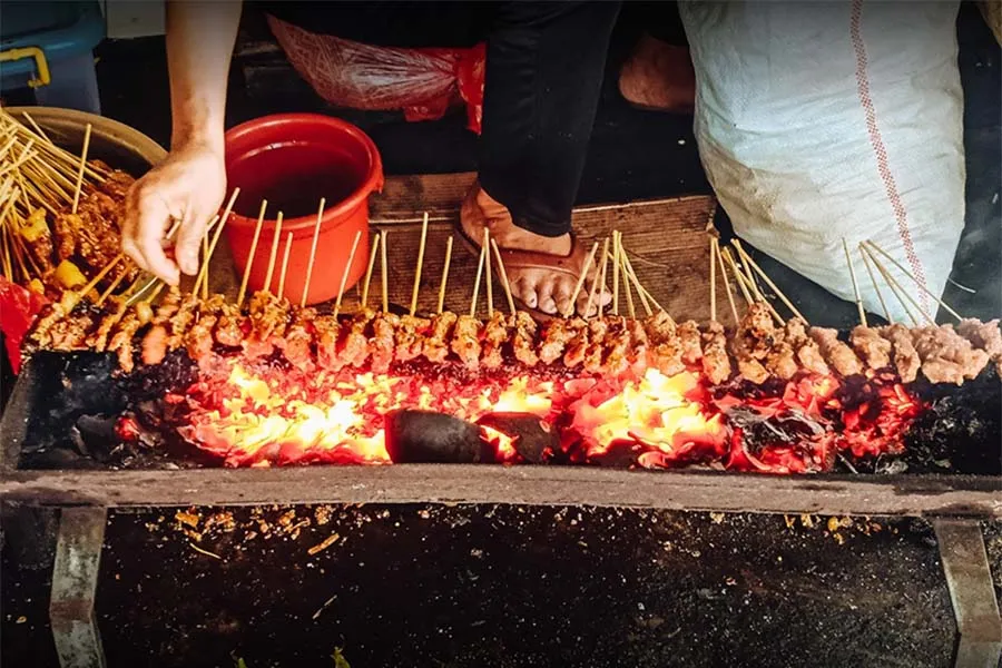Lima Rekomendasi Street Food di Bali: Dari Seafood hingga Nasi Campur