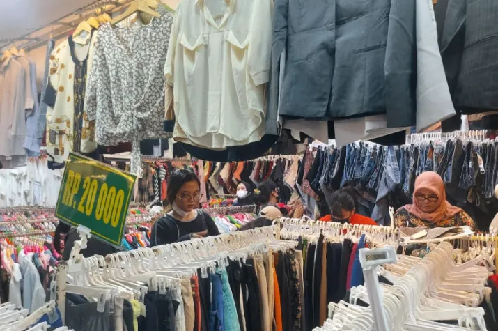 Prabowo Larang Penjualan Pakaian Bekas Impor, Kementerian UMKM Siapkan Program Substitusi Produk Lokal