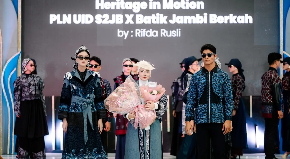 Kolaborasi PLN UID S2JB, Batik Jambi Berkah, dan Rifda Rusli Tampilkan “Heritage in Motion” di Fashion Dignity 2025