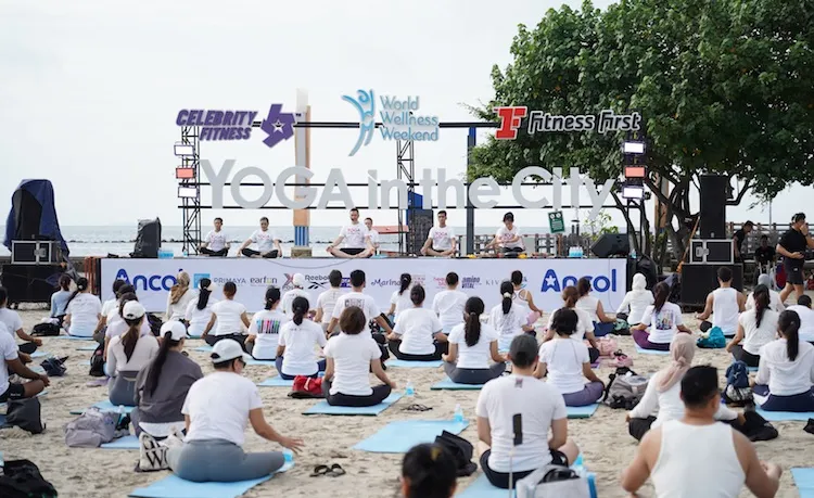 Evolution Wellness Gelar Yoga in the City di Pantai Ancol untuk Sambut World Wellness Weekend