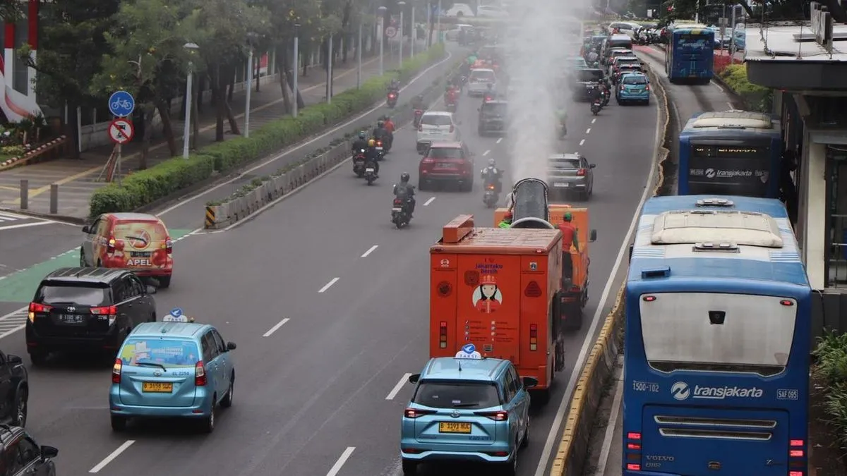 DLH DKI Semprotkan 4.000 Liter Water Mist di Sejumlah Titik untuk Tekan Polusi Udara Jakarta