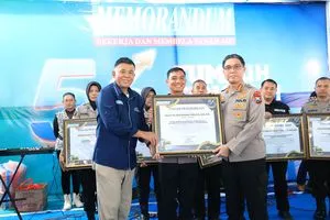 Kapolresta Banyuwangi Terima Penghargaan Manajemen Keuangan dan Inovasi Layanan Publik dari SKH Memorandum