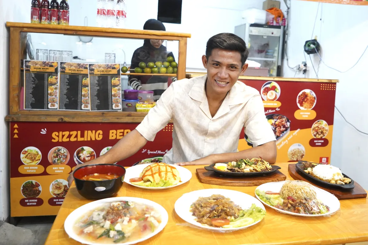 Firza Andika Jalankan Bisnis Kuliner Malaysia “Sizzling Berapi” di Pamulang