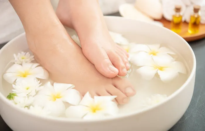 Tiga Cara Mengurangi Bau Kaki dengan Bahan Dapur: Cuka, Garam, dan Teh