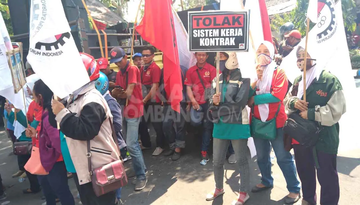 Ratusan Buruh di Jombang Unjuk Rasa Tolak Revisi UU Ketenagakerjaan dan Kenaikan Iuran BPJS