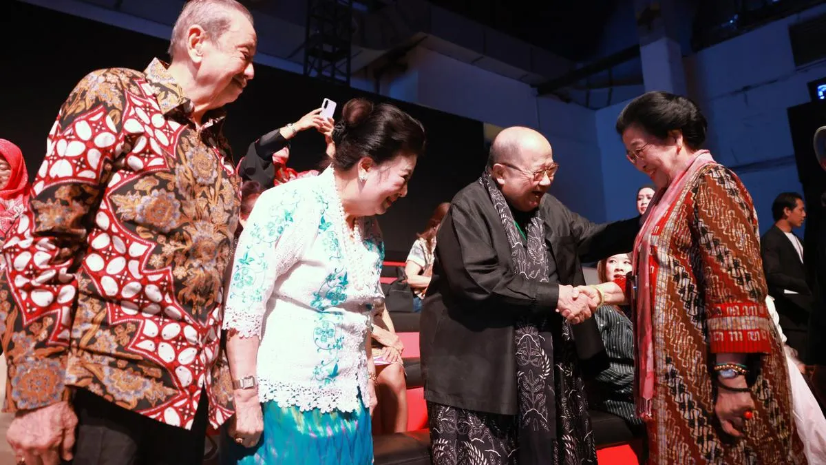 BRIN Pamerkan Batik Bertema Alam dan Budaya di Plaza Indonesia Fashion Week 2025