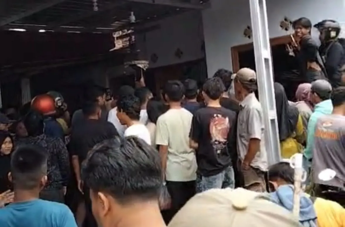 Warga Pakuniran Probolinggo Geruduk Rumah yang Diduga Koordinator Investasi Aplikasi MBA