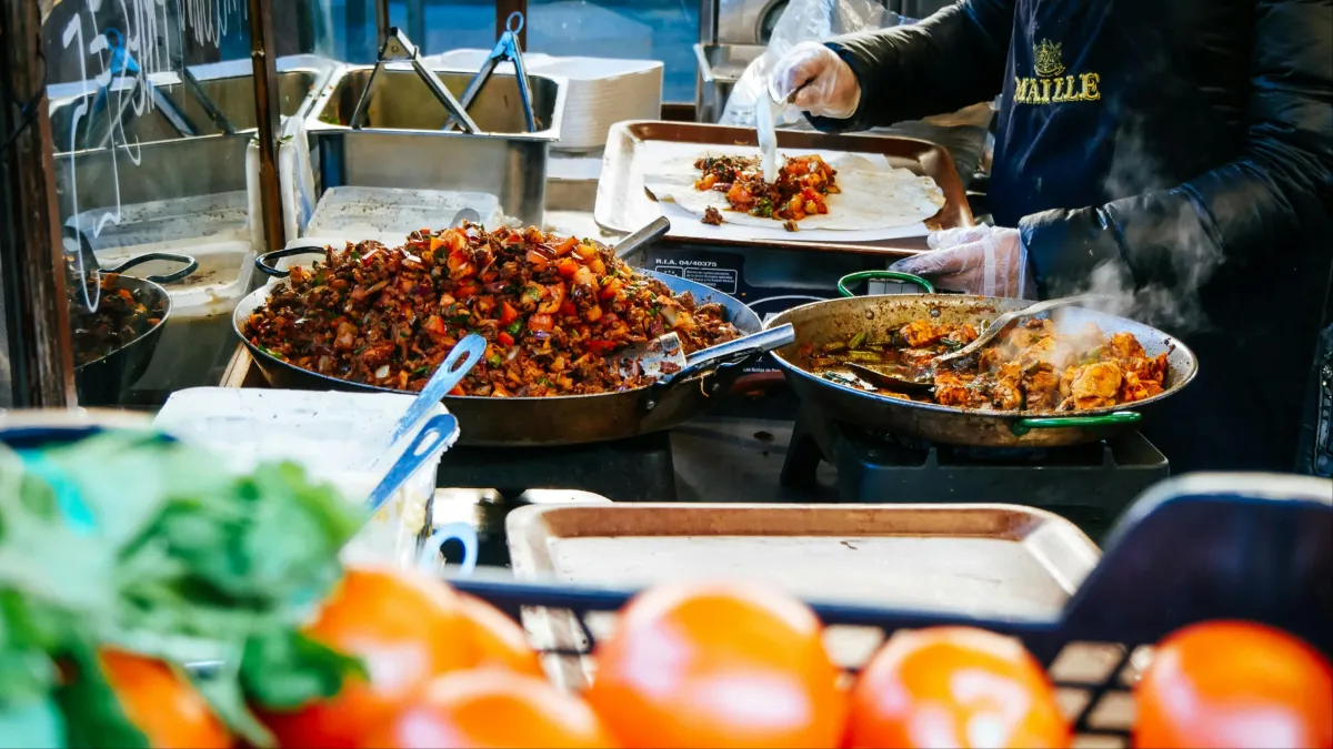 Street Food Lokal, Cerminan Budaya dan Pengalaman Otentik di Tengah Masyarakat