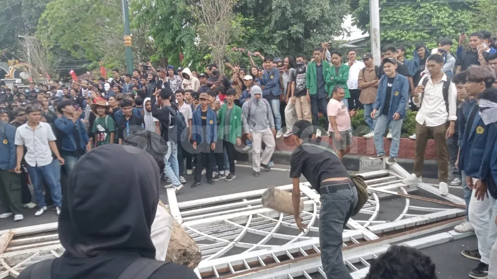 Aksi Mahasiswa dan Rakyat NTB di DPRD Berujung Ricuh, Gerbang Samping Kembali Dijebol