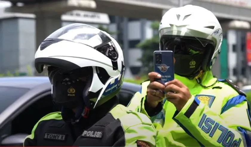 Satlantas Polrestabes Surabaya Akan Tindak Pelanggaran dengan ETLE Mobile Gadget di Jalan Umum