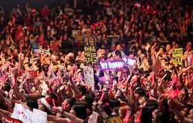 Fandom K-Pop: Ruang Pembentukan Identitas, Hegemoni Industri, dan Potensi Perlawanan