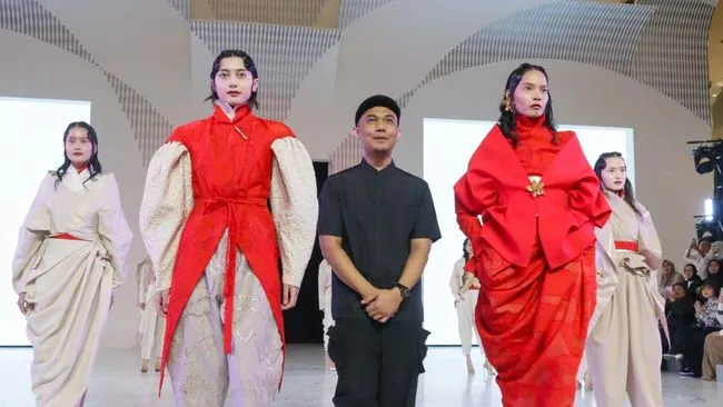 Deden Siswanto, Eridani, dan Ghea Resort by Amanda Janna Tampilkan Koleksi di Peragaan Busana 'Triad: Resort, Refined, Resilient'