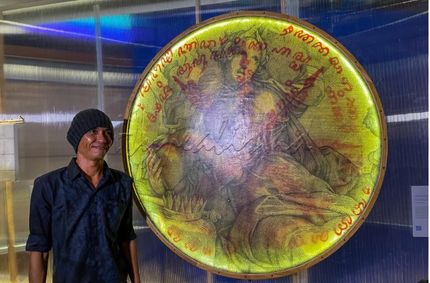 Eddy Susanto Membaca Timur–Barat Lewat Aksara dalam Karya Pemenang UOB Painting of the Year 2025
