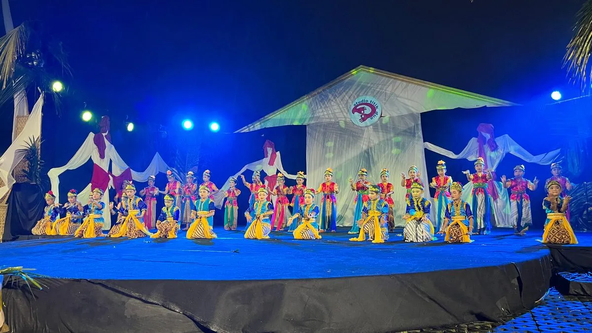 Panggung Seni Ringkang Gumilang di Ciamis Tetap Meriah Meski Diguyur Hujan, Libatkan Lebih dari 100 Penari