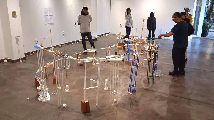 Argya Dhyaksa Tampilkan Instalasi Keramik dan Benda Temuan di Galeri Orbital Dago