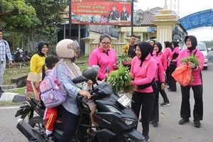 Polres OKU Bagikan Bayam dan Kangkung dari Program Pekarangan Pangan Bergizi
