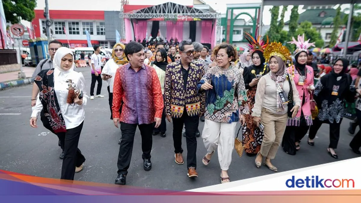 Jember Fashion Carnaval: Dari Jalanan Kota Kecil ke Panggung Dunia