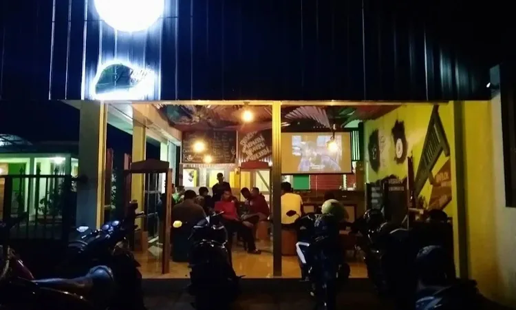 Angkringan Bang Mu’i, Salah Satu Spot Street Food yang Ramai Diburu di Pacitan