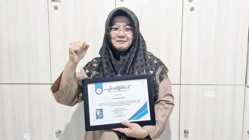 Guru MAN 7 Jakarta Nurkamila Terpilih dalam Program Pemecahan Rekor MURI Menulis Fiksi Mini 2025