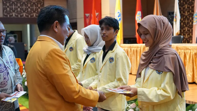 UNP Serahkan Buku Tabungan KIP Kuliah kepada 3.207 Mahasiswa Penerima 2025