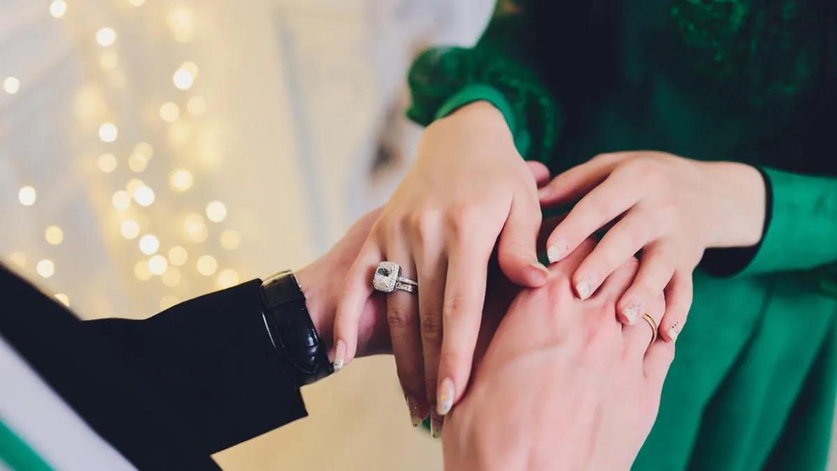 Cara Menyikapi Perasaan Jatuh Cinta pada Orang Lain Meski Sudah Menikah