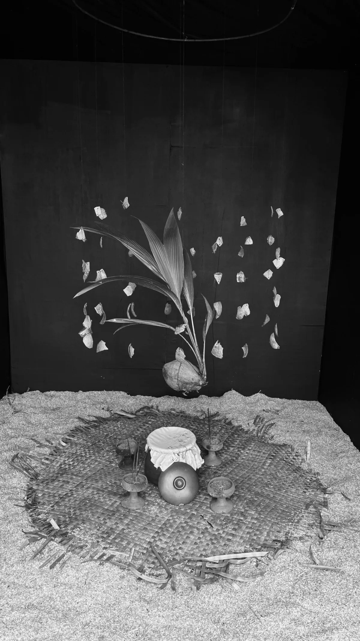 Instalasi Erik DM Angkat Ritus Akkalomba dalam Pameran “Sangkut Paut” di Gorontalo