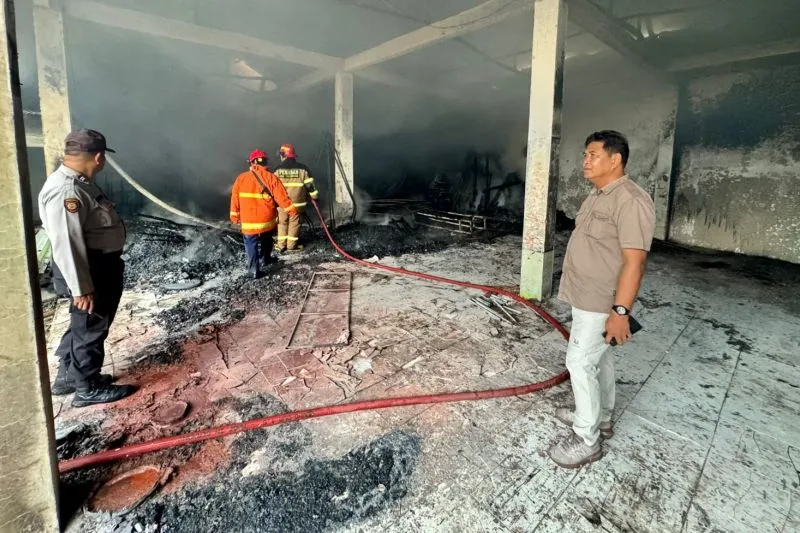 Gudang Penyimpanan Tenda di Panongan Tangerang Terbakar, Diduga Akibat Sambaran Petir