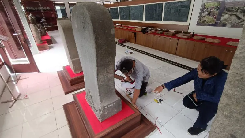 Disbudparpora Kediri Ganti Alas Koleksi Museum Airlangga untuk Perawatan dan Menarik Pengunjung