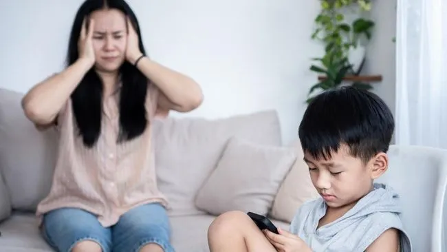Studi: Anak Pasif dan Banyak Waktu Layar Dapat Memengaruhi Suasana Hati Orang Tua