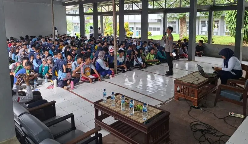 Polres Ciamis Beri Pembinaan Sadar Hukum dan Etika Digital saat MPLS di SMAN 3 Ciamis